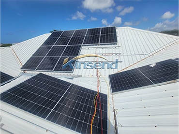 Montage einer Solaranlage auf dem Dach, Grenada